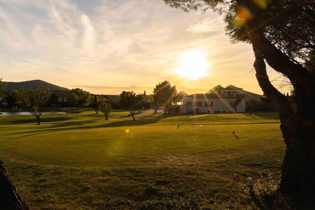 Magnifique Vue Lac Au Golf De Pont-Royal Mallemort Dış mekan fotoğraf