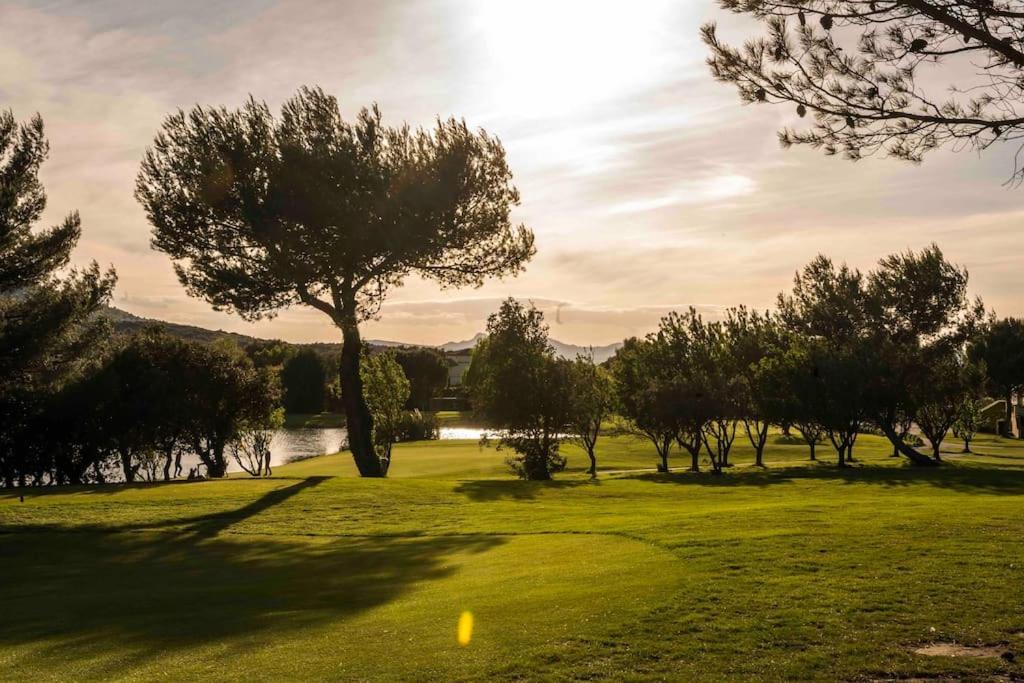 Magnifique Vue Lac Au Golf De Pont-Royal Mallemort Dış mekan fotoğraf