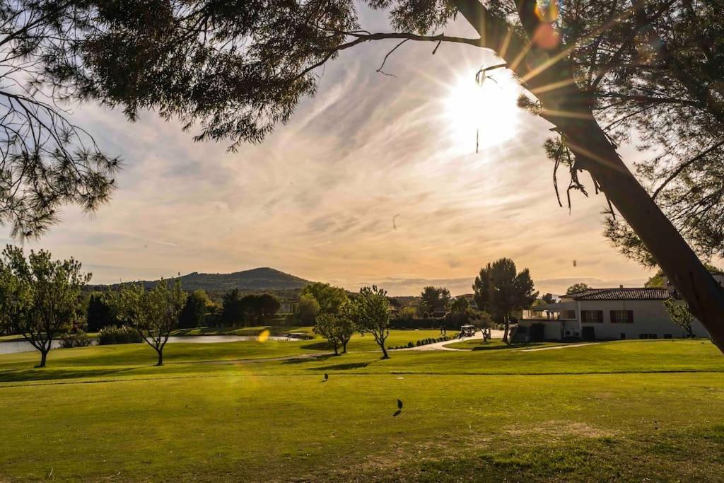 Magnifique Vue Lac Au Golf De Pont-Royal Mallemort Dış mekan fotoğraf