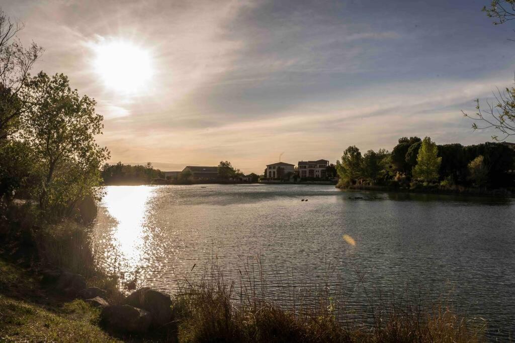 Magnifique Vue Lac Au Golf De Pont-Royal Mallemort Dış mekan fotoğraf